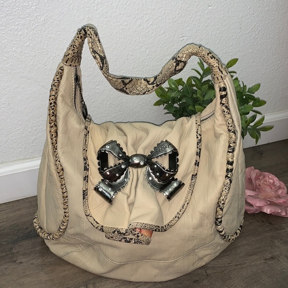 Betsey Johnson Handbags - VINTAGE BETSEY JOHNSON IVORY LEATHER LARGE PURSE